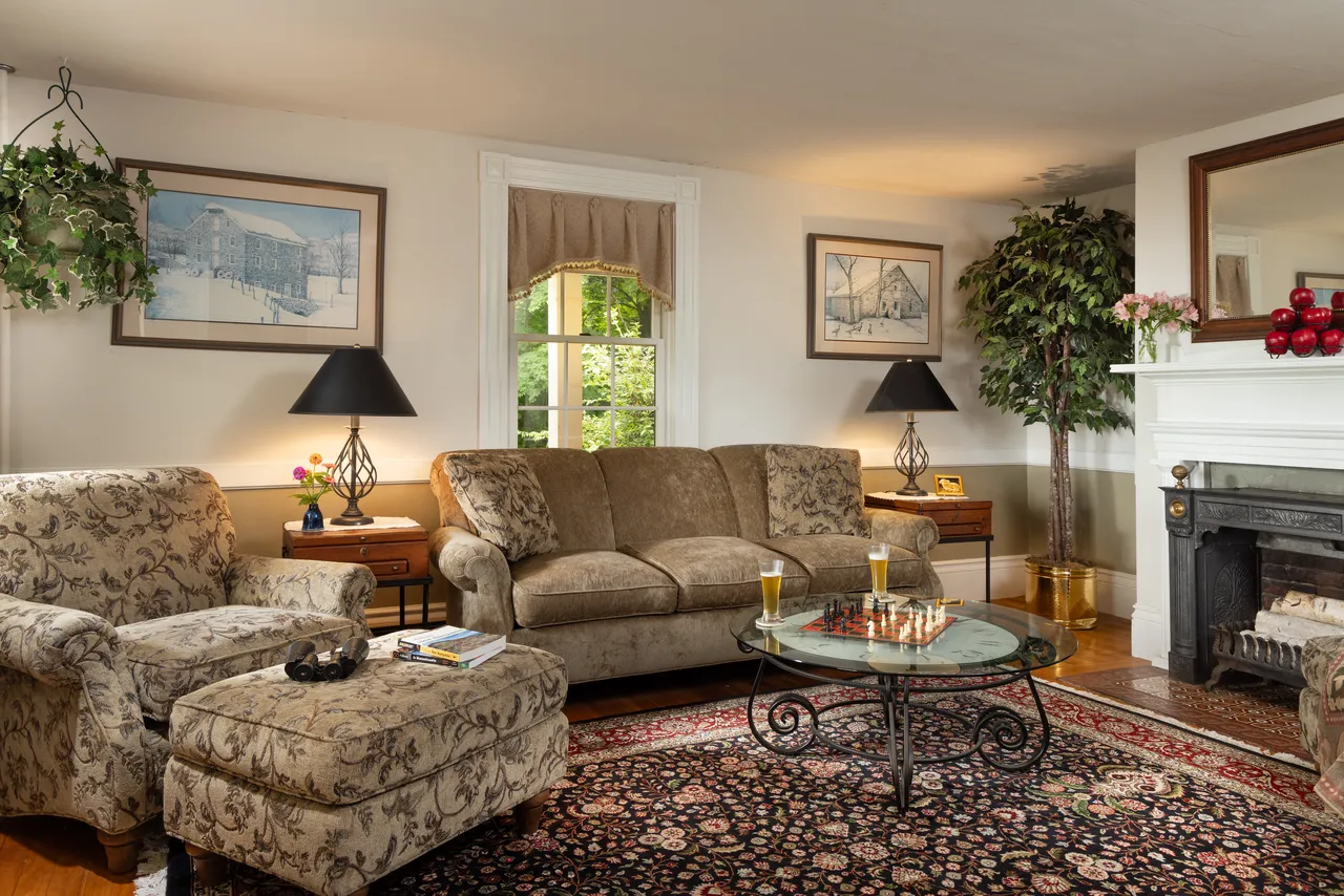 Guest sitting room photo 1
